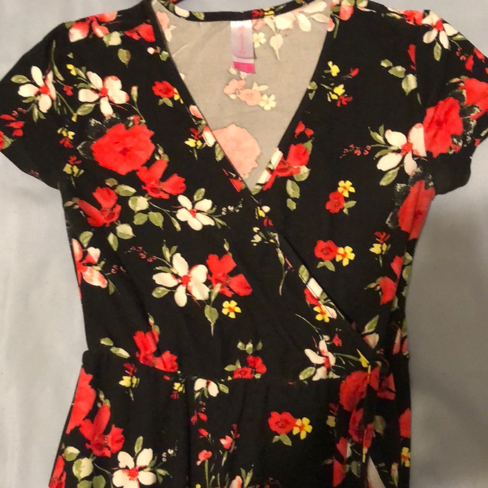I’m selling a 3/5 flower dress